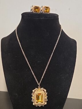 [Coro] Gold-Tone Citrine-Colour Pendant Necklace and Screw-back Earrings Set